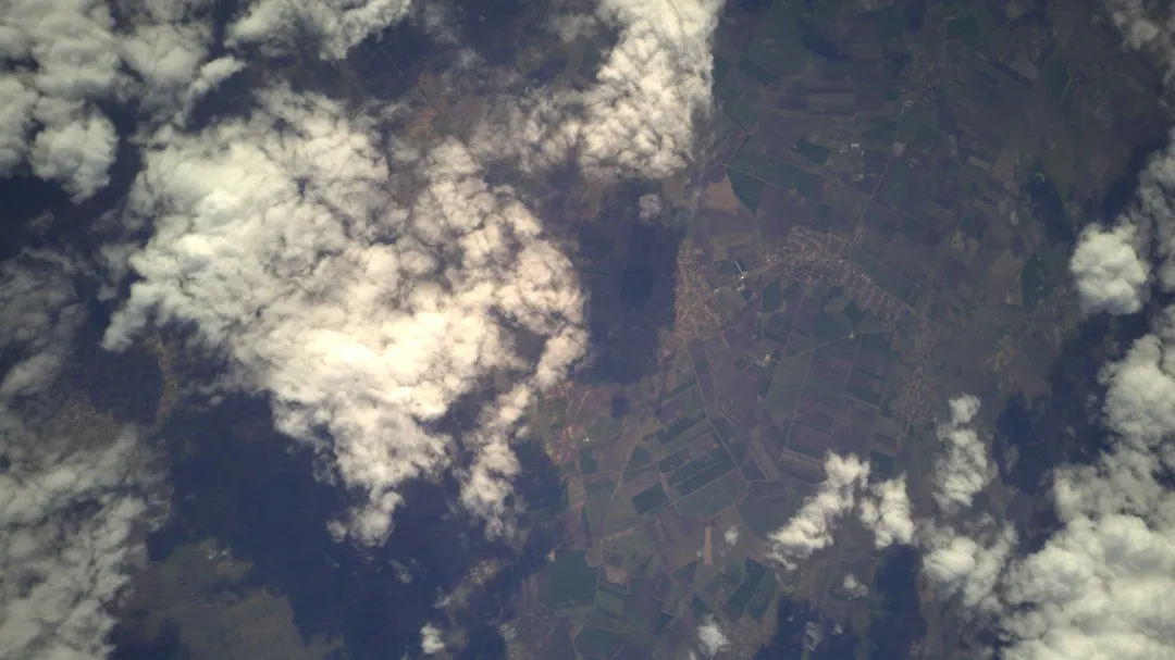 Aerial image of villages north of Heves showing settlement layout and land use for urban planning and insurance risk assessment