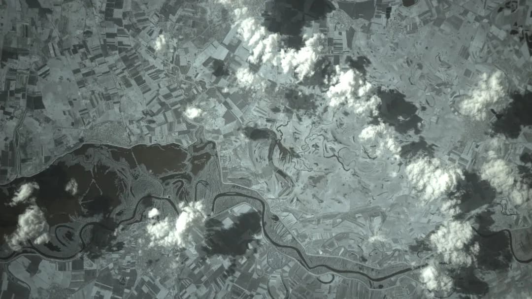 Infrared water mapping image distinguishing lakes and rivers for disaster response, insurance assessment, and environmental studies